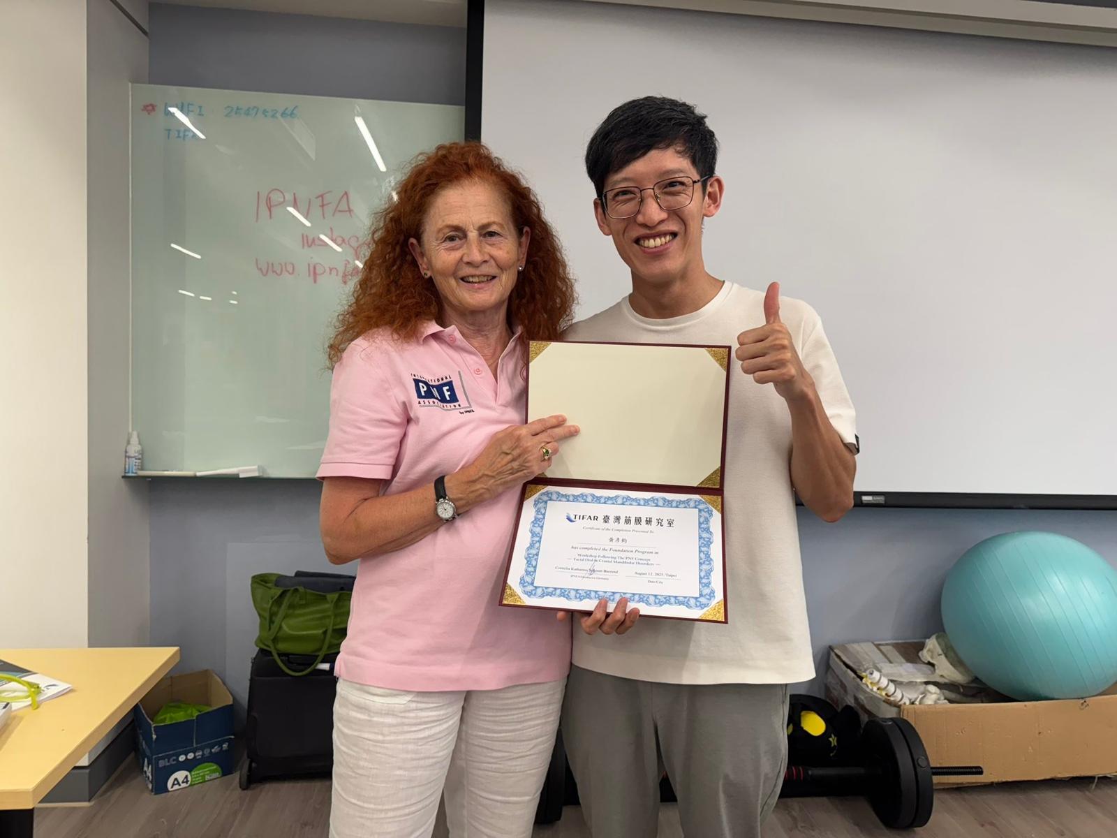 這兩天參加了從德國老師飛來台灣的官方正式PNF的工作坊，我只能說，這些厲害的技術…