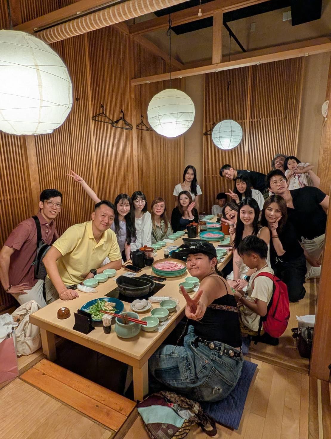 「上禮拜的這時候正在機場等飛機回來呢！」✈️