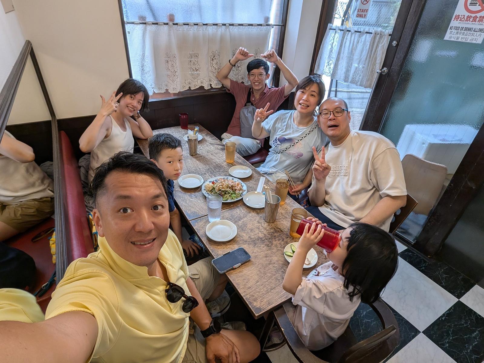 「上禮拜的這時候正在機場等飛機回來呢！」✈️